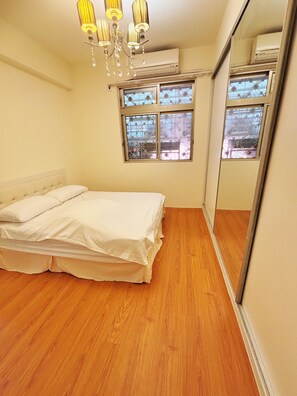 4 Schlafzimmer, Zimmersafe, Schreibtisch, Bügeleisen/Bügelbrett
