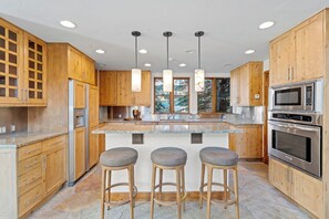 ثلاجة، ميكروويف، فرن، موقد طهي مسطح