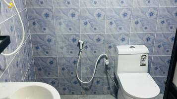 Standard Triple Room | Bilik Mandi | Pancuran mandi, tuala disediakan, tisu tandas