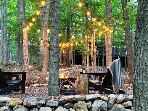 Cozy & Curated w Fire Pit, Fireplace & Fast WiFi