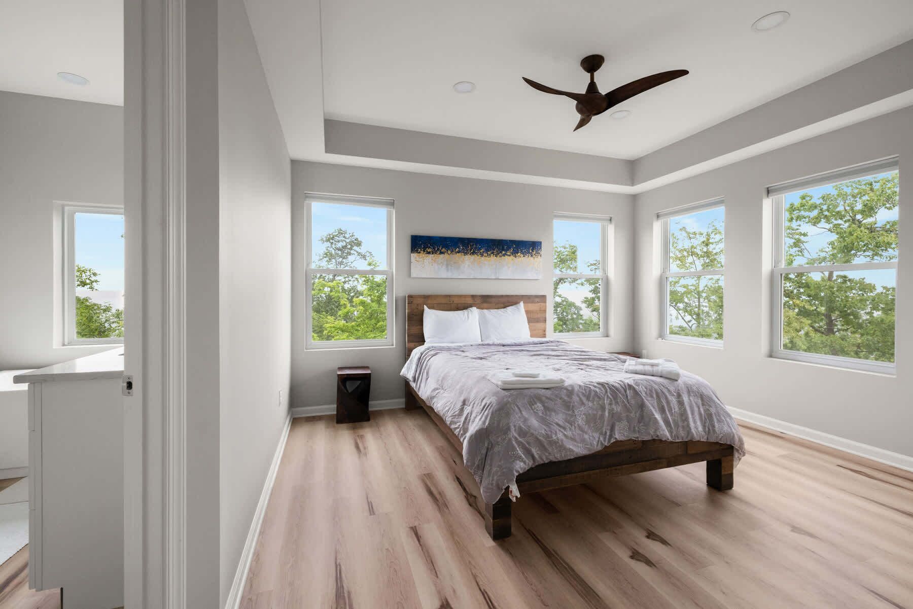 3 slaapkamers, een strijkplank/strijkijzer, wifi, beddengoed