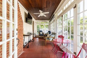 Unclassified image, 4 of 50, button