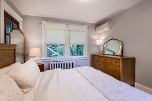 5 Schlafzimmer, Schreibtisch, Bügeleisen/Bügelbrett, Bettwäsche
