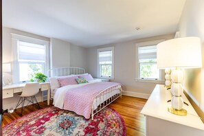 5 bedrooms, desk, iron/ironing board, bed sheets