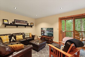 TV connectée, cheminée, baby-foot, livres