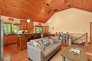 TV connectée, cheminée, baby-foot, livres