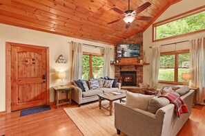 TV connectée, cheminée, baby-foot, livres