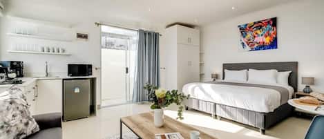 Desk, iron/ironing board, WiFi, bed sheets