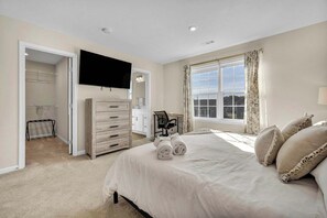 5 slaapkamers, een bureau, een strijkplank/strijkijzer, reisbedje