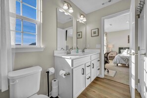 Ducha, secador de pelo y toallas