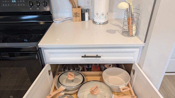 Fridge, microwave, stovetop, dishwasher