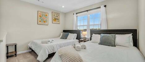 5 chambres, bureau, fer et planche à repasser, lit parapluie