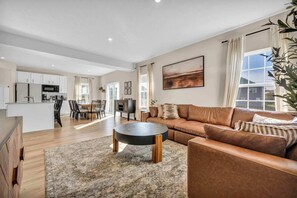 Una televisión, una oficina