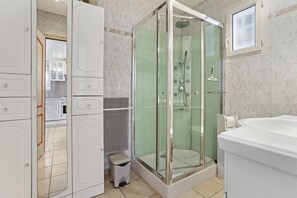 Douche, sĂšche-cheveux