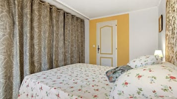 1 slaapkamer, een strijkplank/strijkijzer, wifi