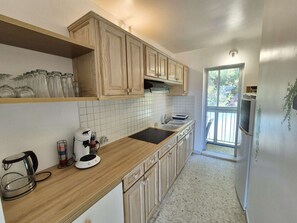 Kylskåp, mikrovågsugn, ugn och diskmaskin