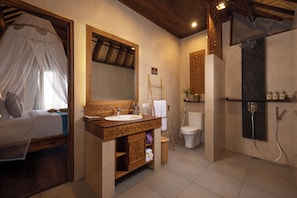 Douche, articles de toilette gratuits, sèche-cheveux