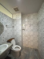 Standard Twin Room | Bathroom