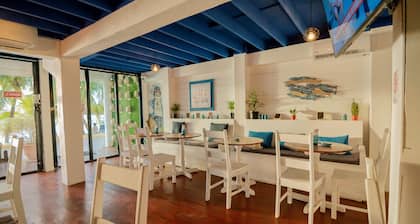 Penthouse â Beachfront Luxury Bay View - West End