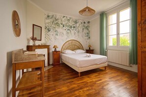 3 bedrooms, desk, iron/ironing board, internet