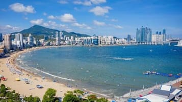 Trên bãi biển, cát trắng