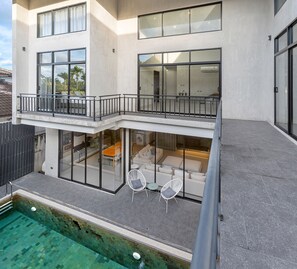 المنشأة من الخارج