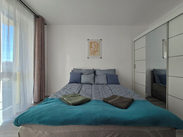 1 habitación, tabla de planchar con plancha y cuna de viaje