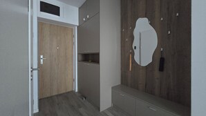 Una camera moderna con un armadio in legno, uno specchio a parete e una panca.