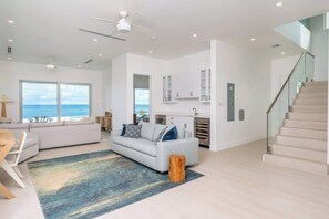 Una televisión, un reproductor estéreo, una oficina