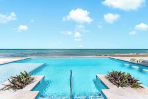 Pool - Oceans 9 LUXE | 4BR Beachfront Villa in West Bay (West Bay)