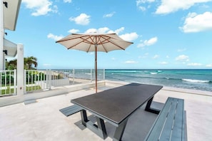 Outdoor dining - Oceans 9 LUXE | 4BR Beachfront Villa in West Bay (West Bay)