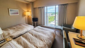 A hotel room with two beds, a TV, a desk with a lamp, and a window with curtains. - Palace Hotel KAKEGAWA (Kakegawa)