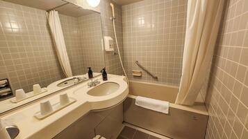 Un baño con lavamanos, espejo y ducha.