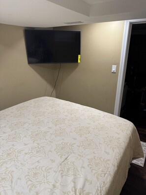 Room - Cozy small sized apartment with WiFi in awesome Waterbury. (Waterbury)