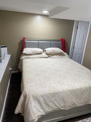 Room - Cozy small sized apartment with WiFi in awesome Waterbury. (Waterbury)