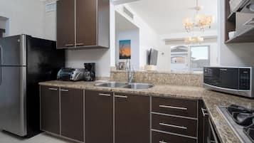 Deluxe One Bedroom | Private kitchen