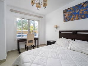 Free WiFi, bed sheets - Mahogany Suites (Rousseau)