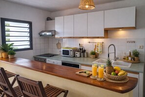 Fridge, microwave, oven, stovetop - APARTMENT 10 MINUTES FROM THE BEACH (L'Étang-Salé)