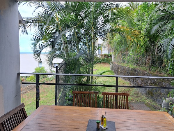 Outdoor dining - APARTMENT 10 MINUTES FROM THE BEACH (L'Étang-Salé)