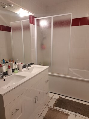 ヘアドライヤー、タオル、石鹸、トイレットペーパー