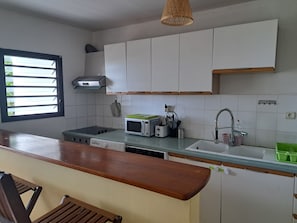 Fridge, microwave, oven, stovetop - APARTMENT 10 MINUTES FROM THE BEACH (L'Étang-Salé)