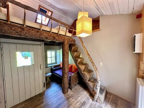 Téléviseur, foyer, lecteur de DVD, table de baby-foot