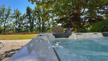 Bañera de hidromasaje exterior