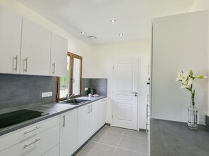 Réfrigérateur, micro-ondes, four, plaque de cuisson