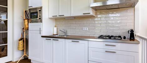 Kylskåp, mikrovågsugn, spishäll och diskmaskin