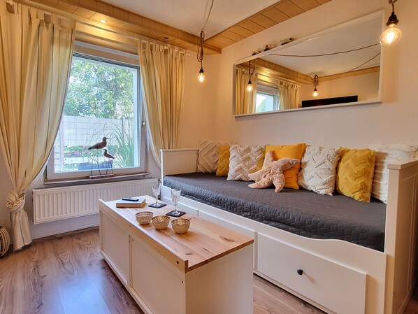 TV - Apartment 'Mien Lüttes Glück - Backboord' with Private Terrace, Private Garden and Wi-Fi (Zempin)