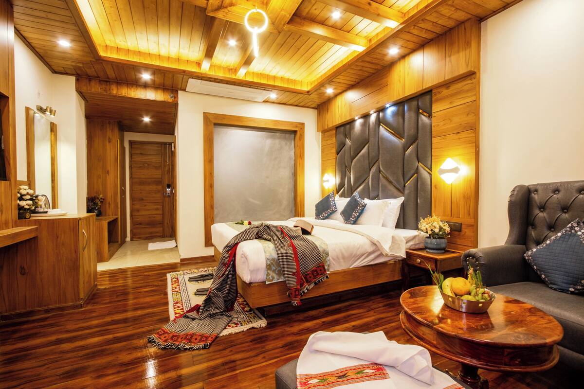 Quarto casal superluxo, sacada, vista para a montanha | Escrivaninha, ferros/tábuas de passar roupa, Wi-Fi de cortesia