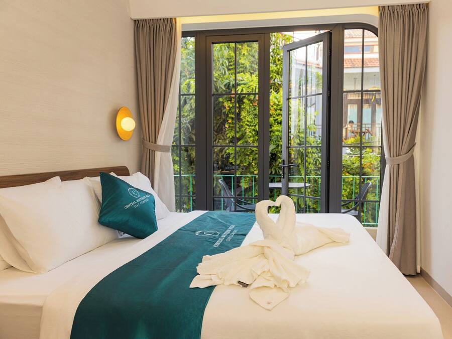 Deluxe Suite, City View | In-room safe, blackout drapes, iron/ironing board, free WiFi