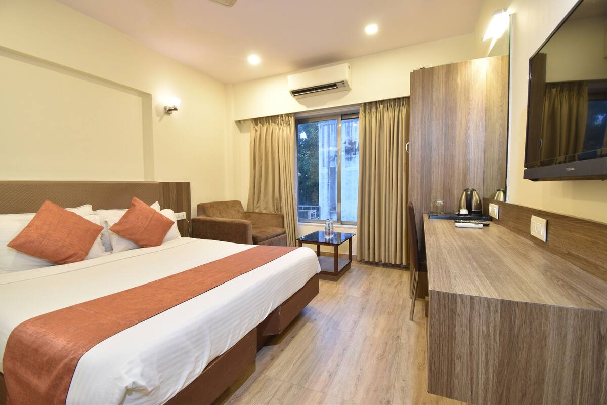 Premium Twin and King Bed Room | Banheiro | Chuveiro, chuveiro com efeito de chuva, produtos de toalete de grife