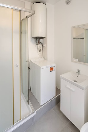 Shower, hair dryer, towels